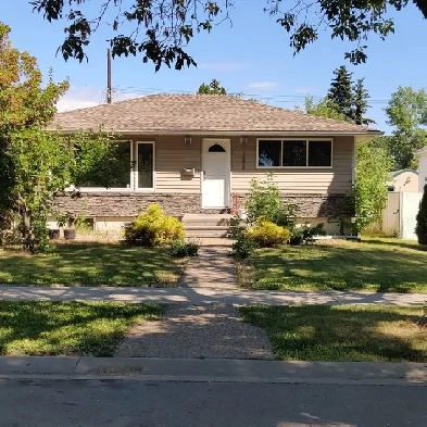 3-Bedroom Home in West-central Edmonton ( Grovenor Area) Image# 1