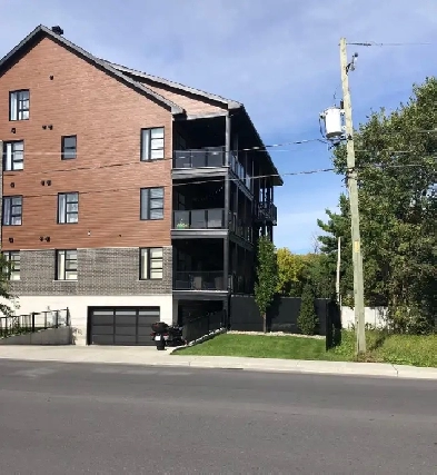 condo luxueux 5 1/2 - Saint-Hubert Image# 1