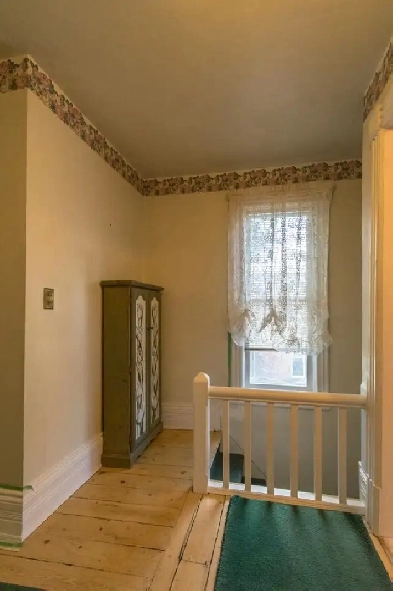 VICTORIA AVE. 1300 SQ UPPER VICTORIAN FLAT $1,250/MTH PLUS UTIL. Image# 1