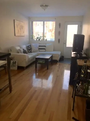 HOMA 1er juil, 2 ch, cour privée terrasse parking, métro Préfont Image# 1