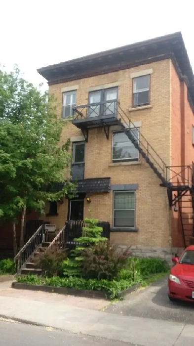 1 Bedroom Sandy Hill Apartment for Rent (508 Besserer St) Image# 1
