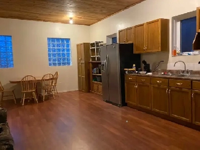 Room for rent close to U of L —male only