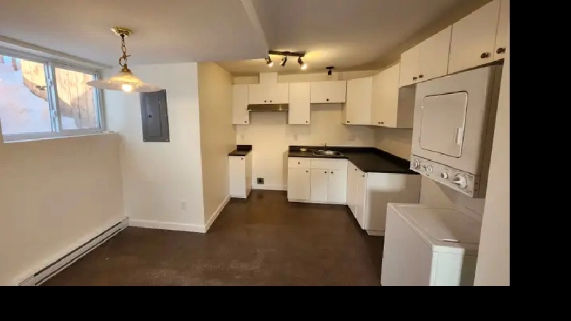 Bachelor 3 ½, 2 espaces stationnement déneigé, internet inclut