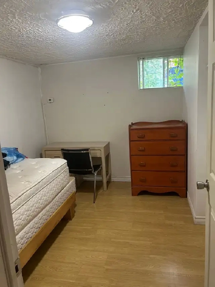 Room for $ 555 (rent, utilities and Internet)