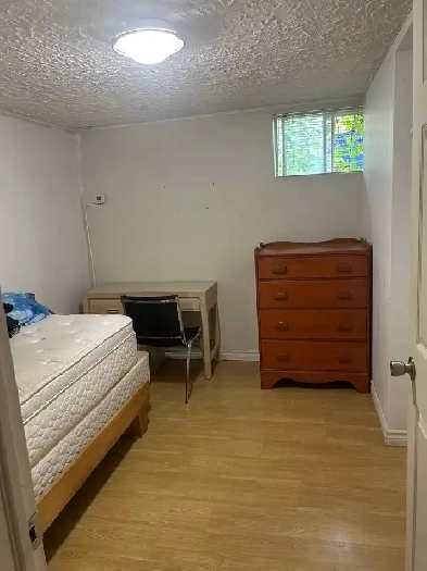 Room for $ 555 (rent, utilities and Internet)