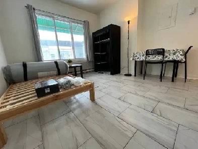 Studio tout inclus et meublé - 5 min metro St Michel Image# 1