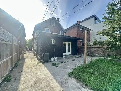 Detached 2 1/2 Storey over 1725 Sq. ft Image# 2