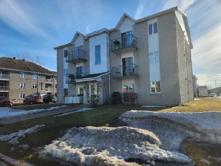 5 1/2  au troisième étage à louer Saint-Jean $1400.