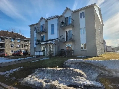 5 1/2  au troisième étage à louer Saint-Jean $1400.