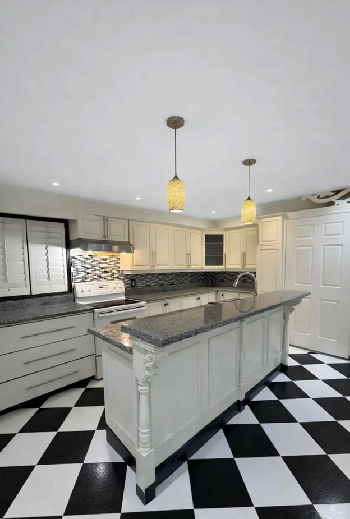 Private Rooms for rent - walking distance to Square One