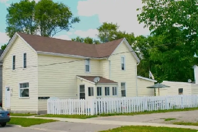 West Brant 1 Bed  Private Entrance  Pets OK  1095   Hydro