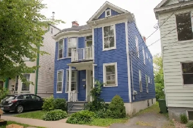 4-bedroom apartment on Henry St. - in a duplex - upstairs unit Image# 4