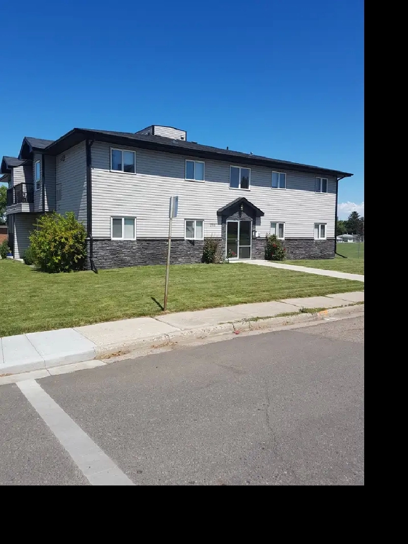 2 bedroom MAIN FLOOR unit on SW Hill