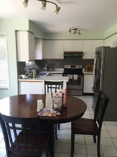 upstairs room (clean/bright) Dundas/Winston Churchill