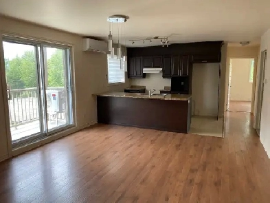 4.5 A LAVAL TRÈS TRANQUILLE CONSTRUCTION SUPÉRIEURE ASCENSEUR Image# 3