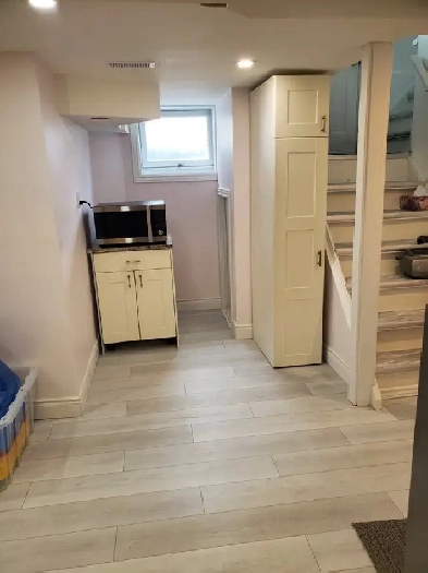 1 Bed  OFFICE Large, Clean, Bright, Priv Ent. Image# 8