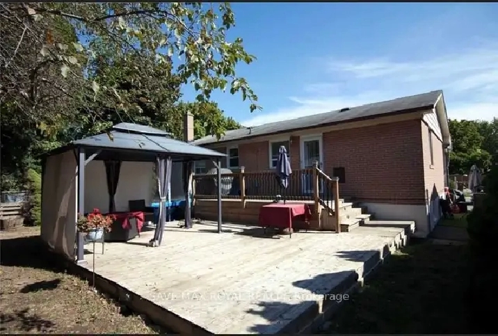 Bright 3 Bedroom Upper Unit with 3  Parking – Prime Brampton