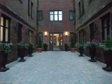 Beautiful, renovated, Large 4 1/2 , art deco, AAA location Image# 1