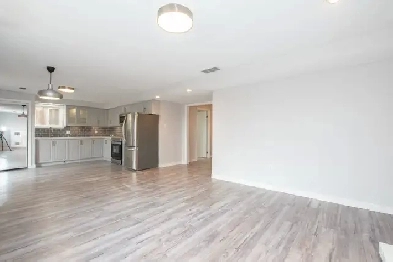 27 Rollins Dr, Welland - 2 Bedroom Lower Unit Image# 1