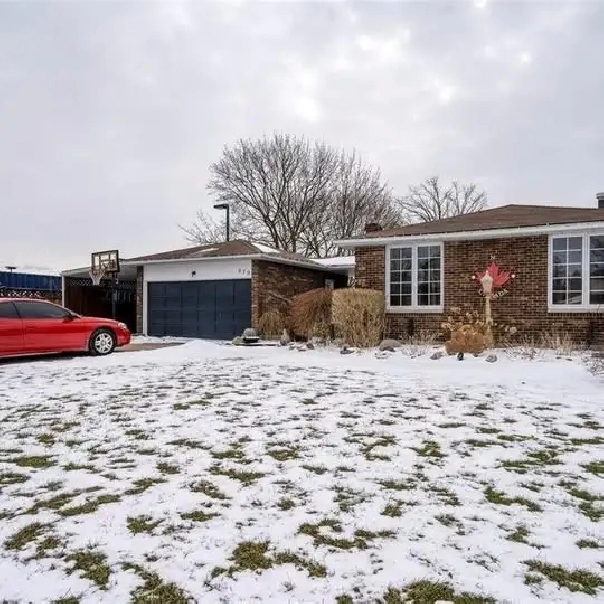 Spacious 5 bedrooms, 2 baths backsplit for lease