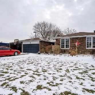 Spacious 5 bedrooms, 2 baths backsplit for lease