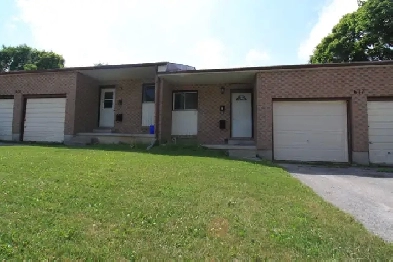 ATTENTION TRENT STUDENTS  3 Bdrm Townhouse on Reid St