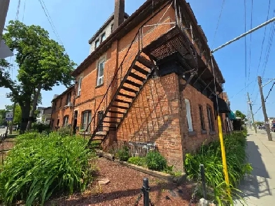 1299 fully renovated 1bedroomt on 1st floor apt