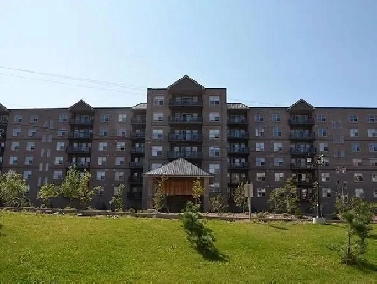 Bachelor with Den Available at the Litchfield Image# 3