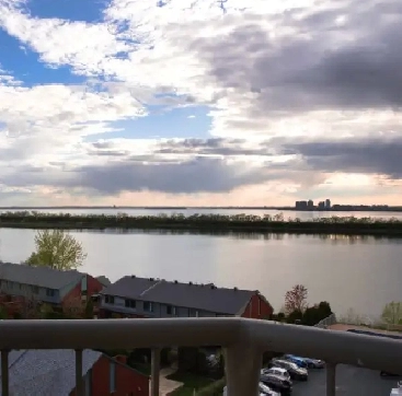 Condo 100% rénové, vue sur fleuve, électros garage clim. piscine Image# 1