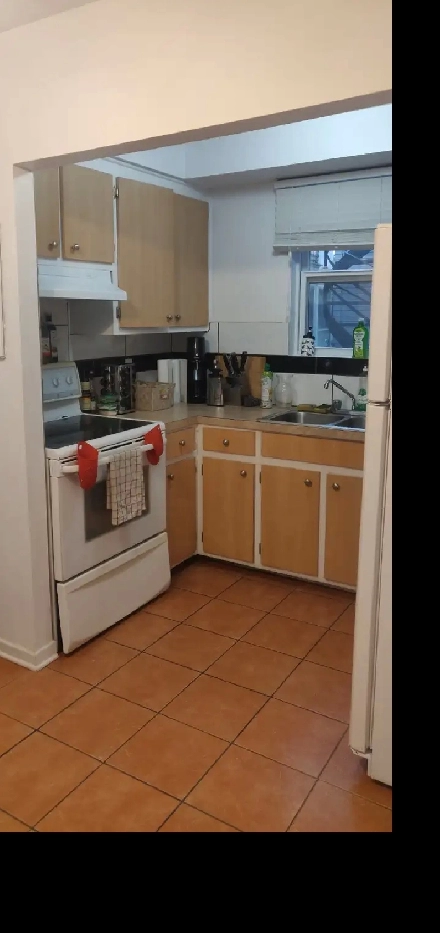 METRO JEAN-TALON, 4 et DEMI, DEUX CHAMBRES FERMÉES, POUR AVRIL Image# 1