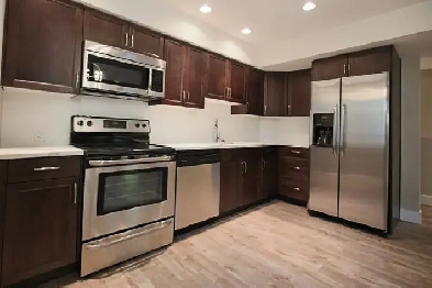 2 Beds 1 Bath townhouse w/patio, In-suite Laundry - April 1