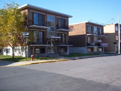 Vieux Longueuil près St Charles - Grand 3 1/2 - 01 juillet Image# 1