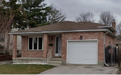 Beautiful 4 bedrom den house w/ 2 driveways 3 garages May 1 Image# 1