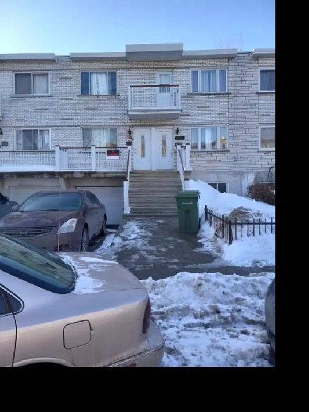 Lower 5 1/2 duplex in Lasalle for July Image# 3