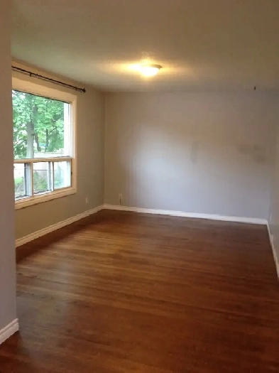 LARGE 1 BDRM   OFFICE MAIN LEVEL OF DETACHED HOUSE  PICKERING