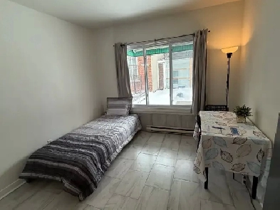 Metro St Michel  Studio 1 12 tout inclus  meubl