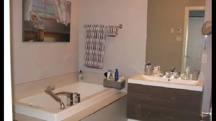 Très grand 41/2 const. 2015.  Condo pour Gens 50 Ans et plus.