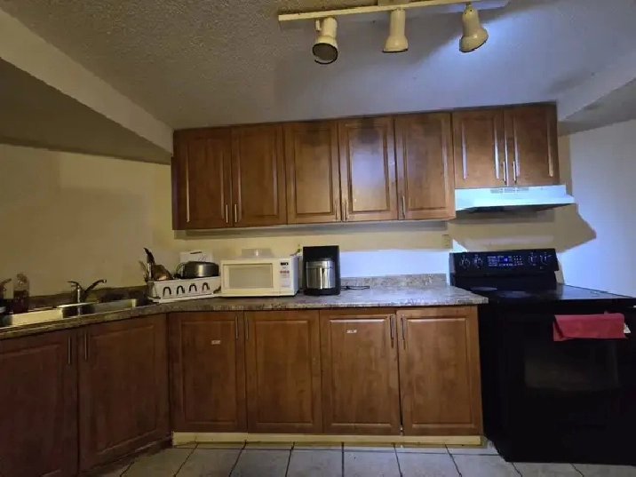 MISSISSAUGA BASEMENT ROOM FOR RENT (ASAP) - FEMALES ONLY