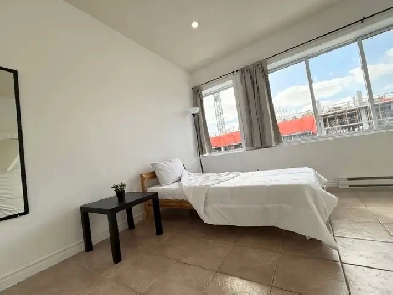 Grand 2 1/2 avec chambre fermée- tout inclus et meublé Image# 3