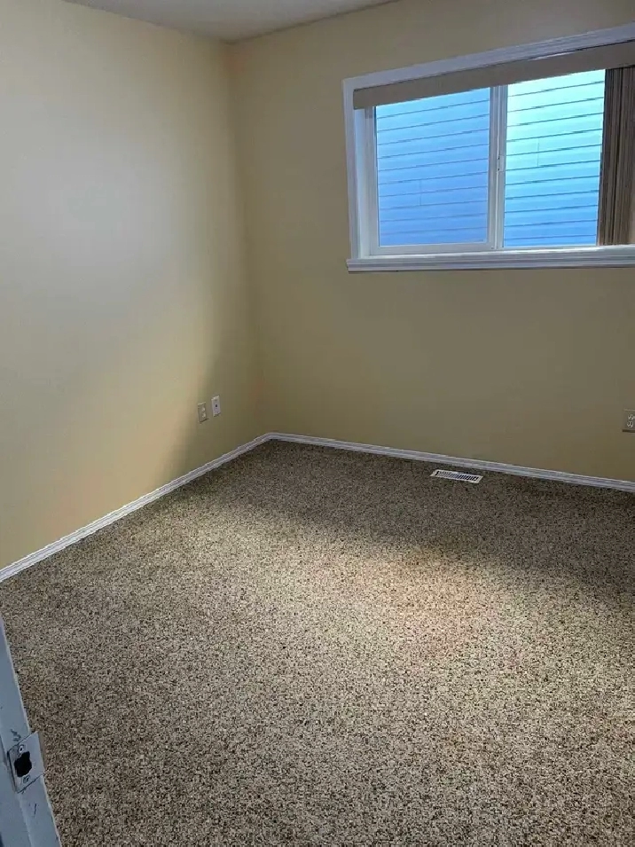 upstairs bedroom for rent