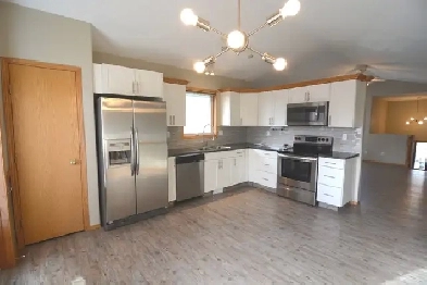 Kentwood Bright 3 Bed 2 Bath Main Floor 2000 Utilities Inc