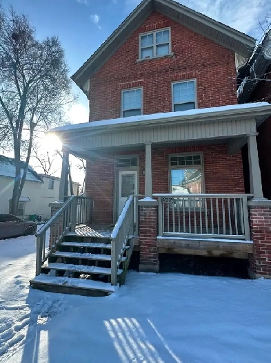 MAIN FLOOR 1BEDROOM  PRIME LOCATION   2 PARKING