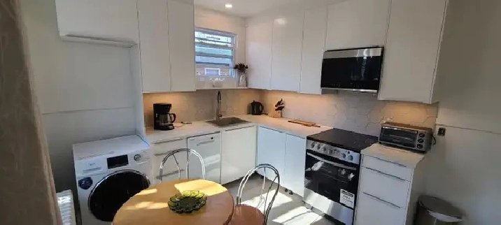 Grand 3 1/2 de 700 p.c., rénové, semi-meublé, libre 1 mai