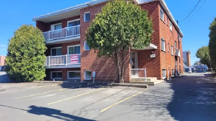 3 1/2 rénové disponible 1er Juillet rue Viger, Granby