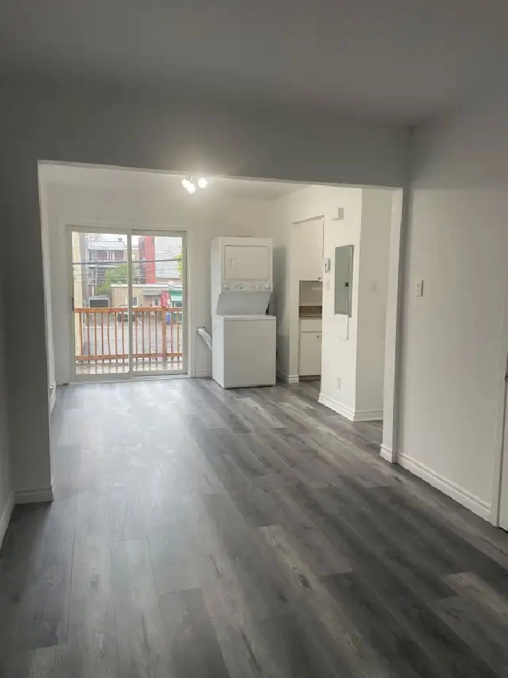 Superbe 2 1/2 style loft,  Marie Incarnation Juillet rénové !