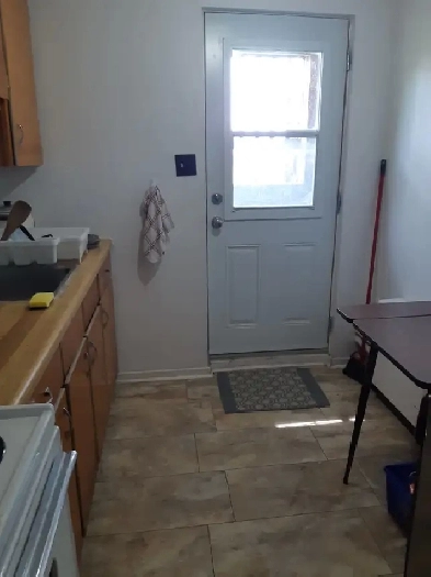 Two bedroom apartment walking distance to Queen's and SLC