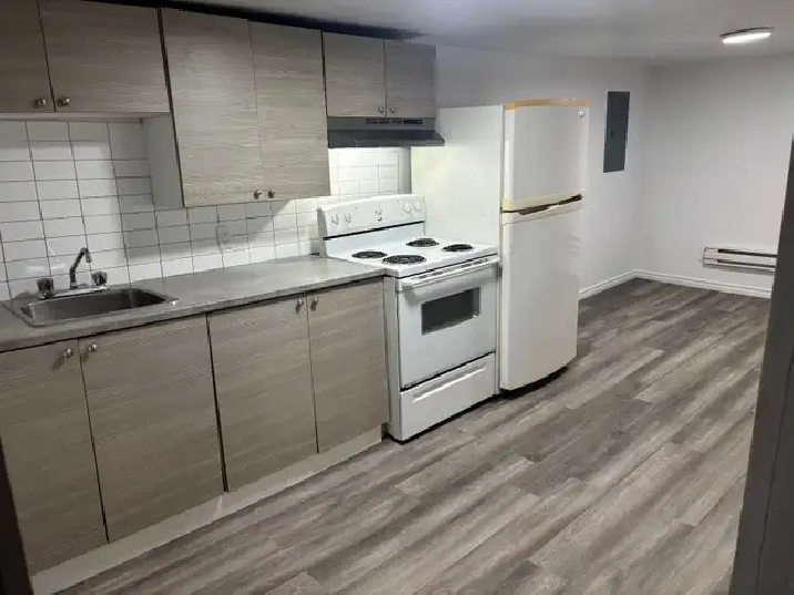 4 1/2proche métro VIAU avec 4 électros,eau chaude, parking etnet