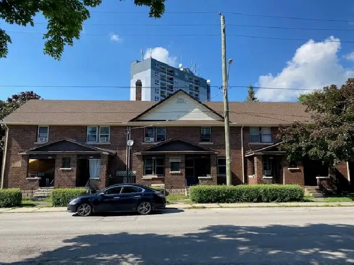 Niagara Falls,2 Bedroom plus dining with basement