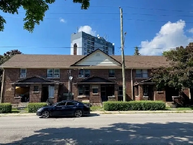 Niagara Falls,2 Bedroom plus dining with basement