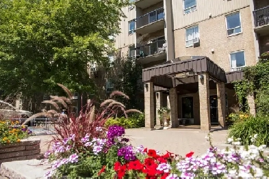 4 1/2 Charlesbourg - Piscine - jardins- juillet